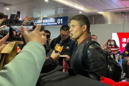 亿万28下载-艾克森抵达成都只差官宣 球迷接机齐喊“成都雄起”